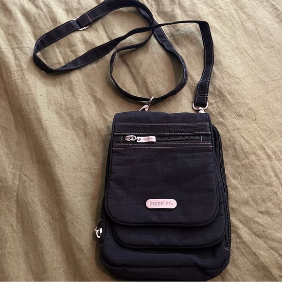 Baggallini Bon Voyage Crossbody in Excellent Gently Used Condition - Picture 2 of 5